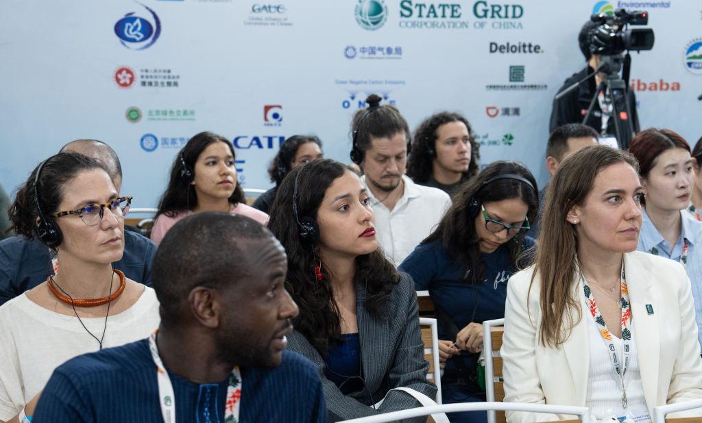 11月12日,嘉宾在巴西贝伦出席“推动绿色创新合作 共建绿色丝绸之路”高级别边会。