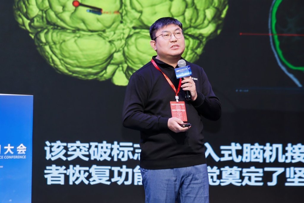 中科院自动化所副研究员、明视脑机创始人兼CEO刘冰分享视觉重建技术。市科委供图