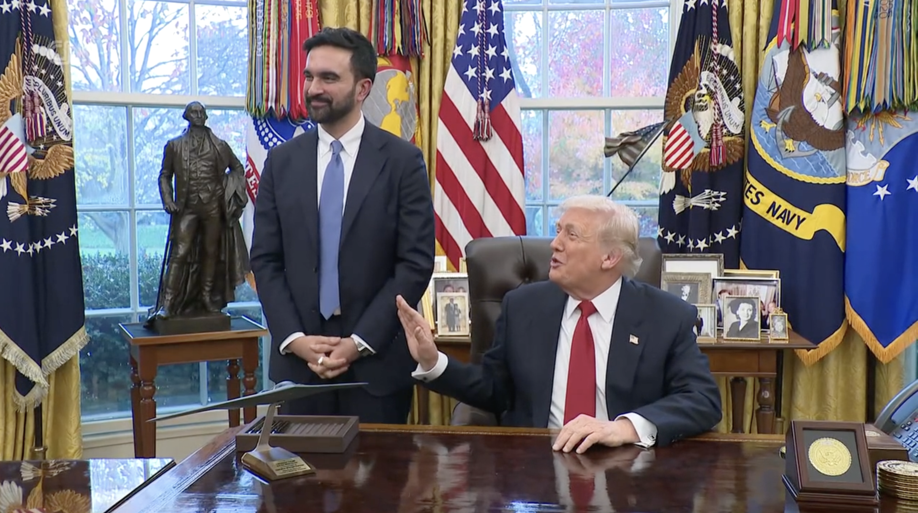 特朗普与马姆达尼21日在白宫回答记者提问。图源:视频截图