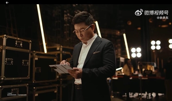 预计起售价1.5万!余承东曝光华为三折叠旗舰MateXTs真机,新增白色且支持手写笔【附智能手机行业市场分析】