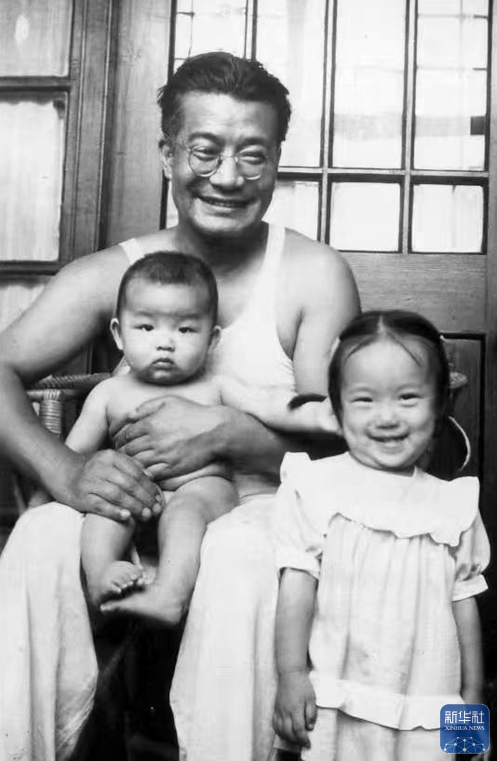 20世纪50年代，梅汝璈与儿子梅小璈（前左）、女儿梅小侃（前右）合影（资料照片）。