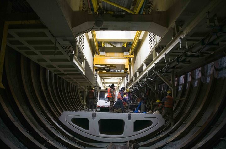 工人在乌尉高速公路天山胜利隧道中导洞内施工(2021年2月4日摄)。新华社记者 胡虎虎 摄