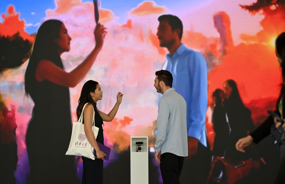 6月24日,两位嘉宾在国家会展中心(天津)论坛会场设置的走廊空间交流。新华社记者赵子硕摄