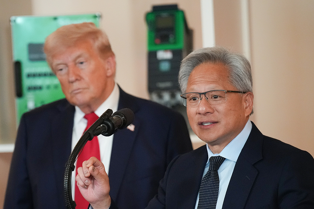 当地时间2025年4月30日,美国华盛顿特区,在白宫交叉厅,美国总统特朗普(左)倾听英伟达首席执行官黄仁勋在“投资美国”活动中发言。视觉中国 资料图