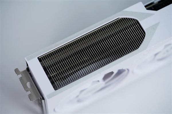 全白色刃式装甲!影驰RTX 5070 Ti圣刃图赏