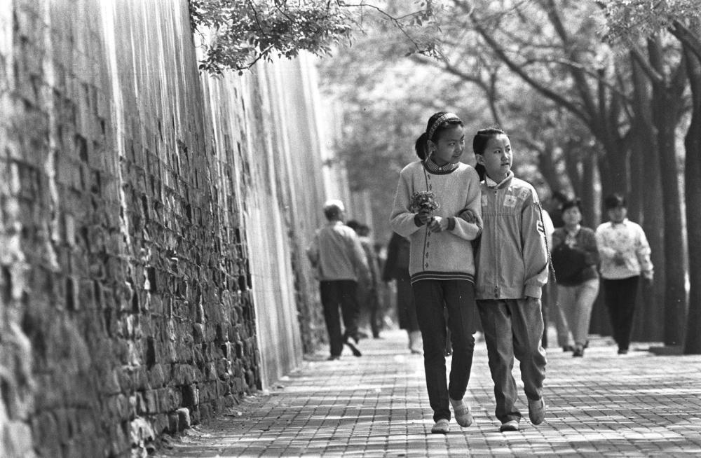 1992年/宫墙外的孩子/摄影:张海涛