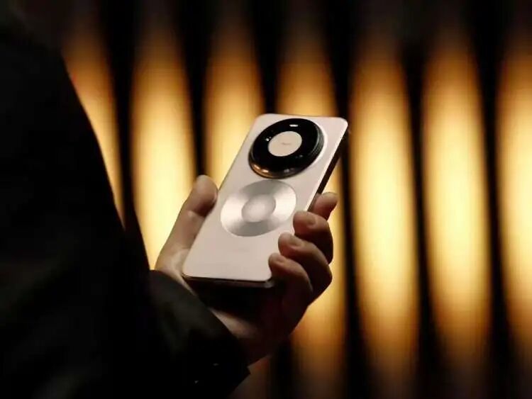 华为Mate80 Pro Max前瞻:新芯片、新材质、新影像