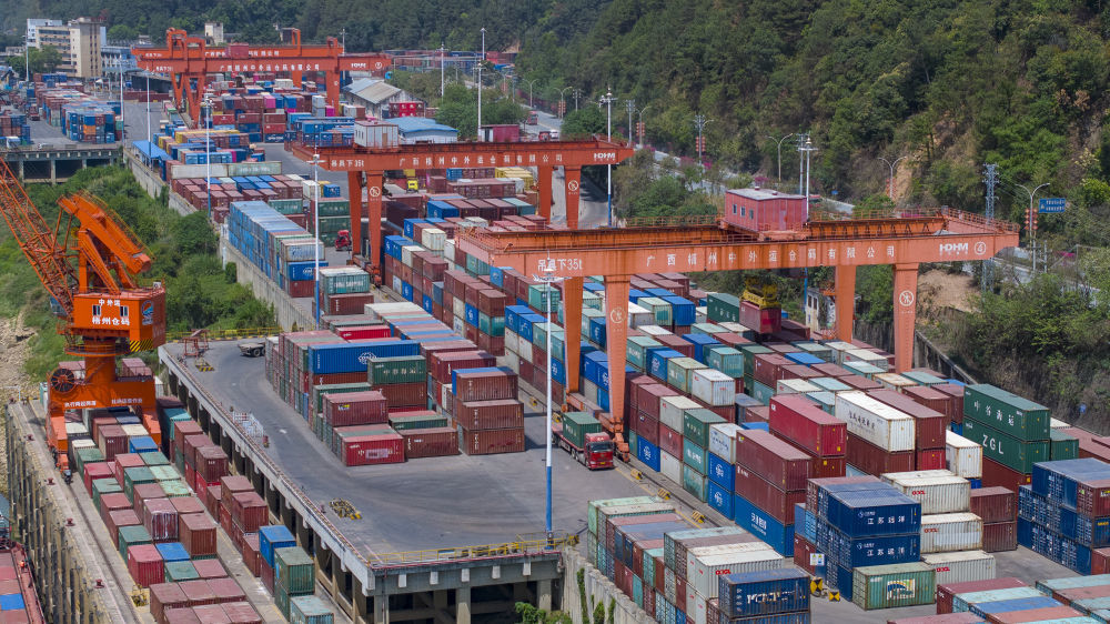 这是4月16日拍摄的广西梧州港李家庄作业区（无人机照片）。新华社发（何华文摄）