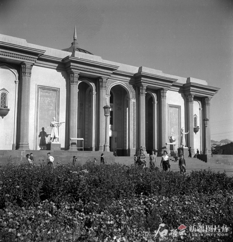 1963年，新疆首府乌鲁木齐市在各族人民建设下，呈现出勃勃生机，新疆人民剧场是各族人民文化活动场地之一。赵琦供图