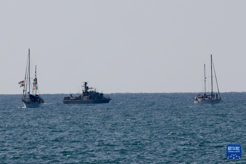 10月2日,在以色列南部阿什杜德港附近,“全球堅韌船隊”船只被拖向港口。新華社發(賈馬爾·阿瓦德攝)