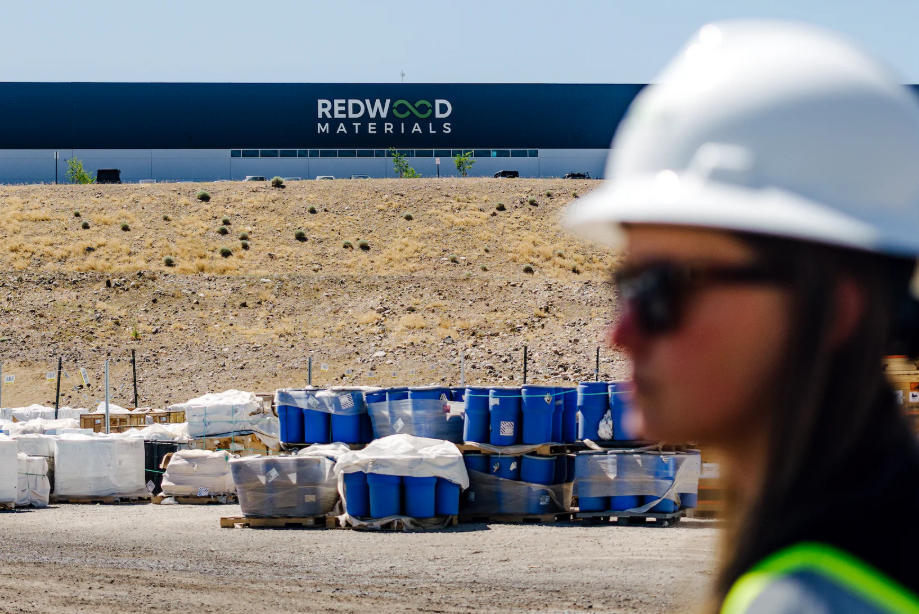 雷德伍德回收厂旁边的仓库里,堆满了电动汽车和充电设备的旧电池。