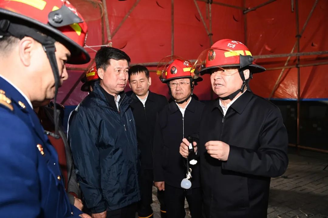 省委书记、省人大常委会主任郝鹏,省委副书记、省长王新伟察看房屋结构、过火面积,深入了解救援处置、事故原因调查进展等情况。