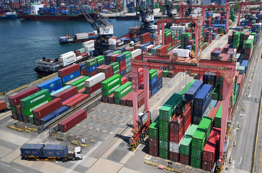 这是5月22日拍摄的香港货柜码头。新华社记者 陈铎 摄