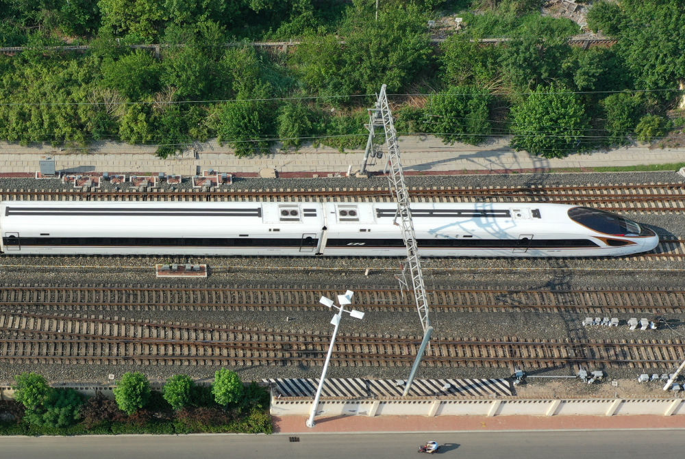 中国首条设计时速350公里的高速铁路——京津城际铁路开通运营15周年之际,一列京津城际列车准备驶入塘沽站(2023年7月19日摄)。新华社记者 李然 摄