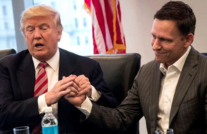 资料图:特朗普与彼得·蒂尔(右)