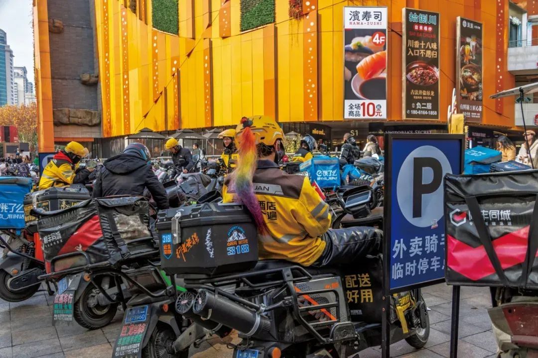 2025年1月2日,江苏南京。一群外卖骑手在夫子庙景区附近的商业广场前休息。他们的谋生工具,也是他们的“行军床”。(图/视觉中国)