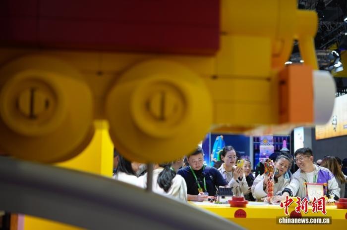 11月6日,上海,第八届中国国际进口博览会消费品展区人气旺。图为乐高展台吸引参观者。中新社记者 蒋启明 摄