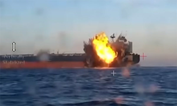 乌克兰国家安全局发布的在黑海袭击油轮的画面 视频截图