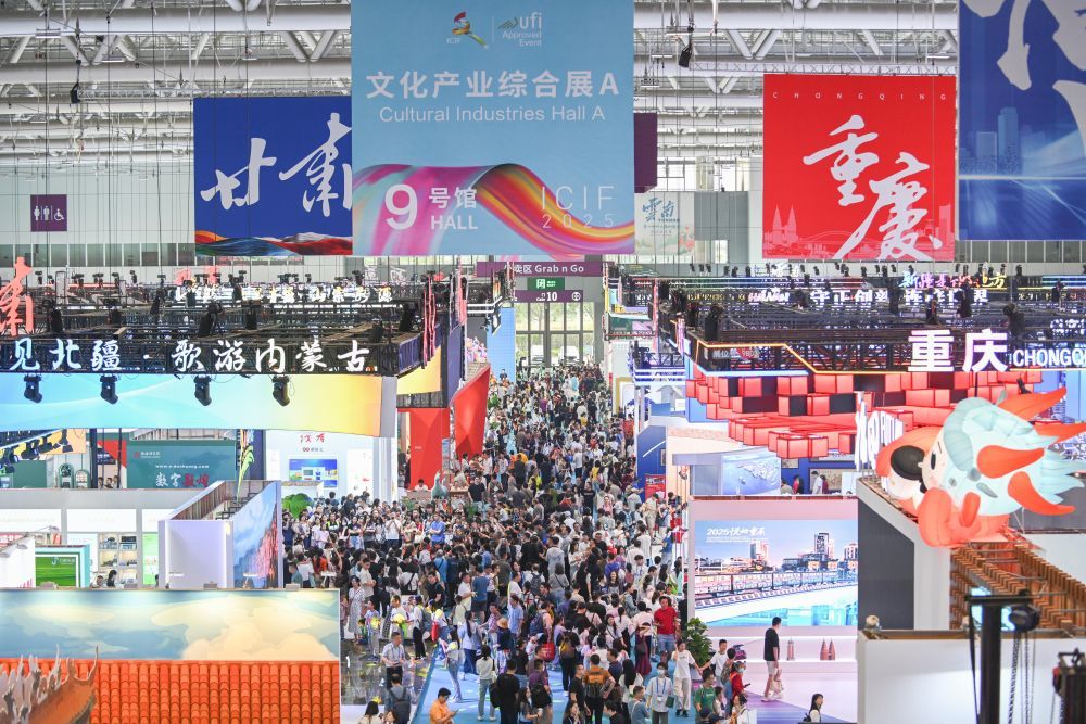 5月25日，观众在文博会文化产业综合展馆参观。新华社记者 肖恩楠 摄