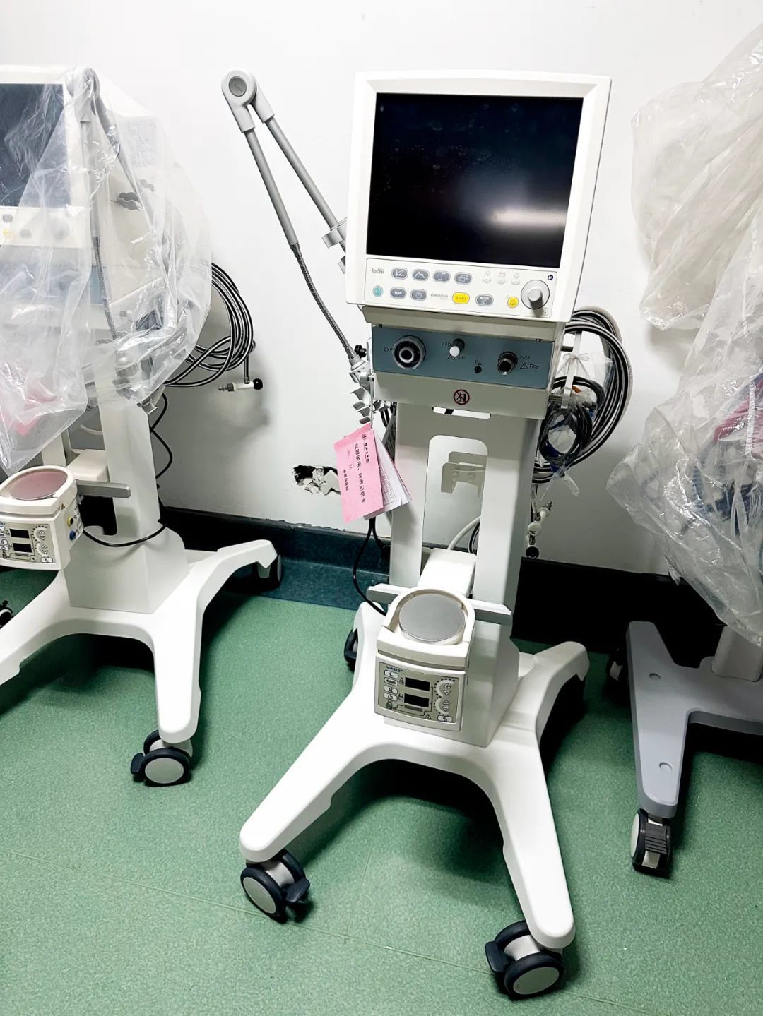 濉溪县人民医院新生儿科病房的一款进口婴幼儿呼吸机。摄影/本刊记者 牛荷