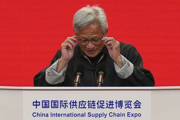 7月16日,北京,英伟达首席执行官黄仁勋在链博会开幕式上发表演讲。 视觉中国