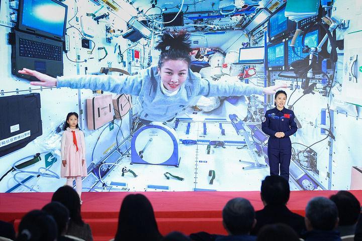 △2024年11月,航天员王亚平与女儿在中国妇女儿童博物馆参加“巾帼科技 创新未来——科技创新巾帼行动主题展”开幕式。