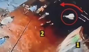 ▲监控摄像头显示,嫌疑人(1)将枪支弹药扔出围墙,接应者(2)在外面带走赃物