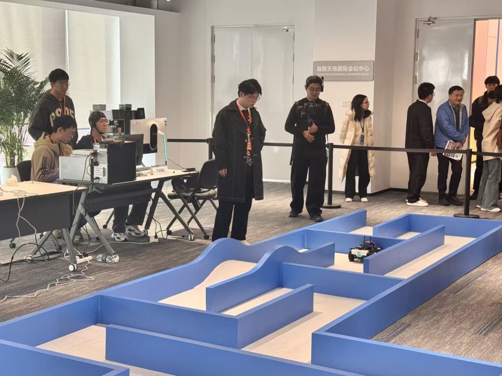 脑机接口竞技赛脑控赛车赛场。