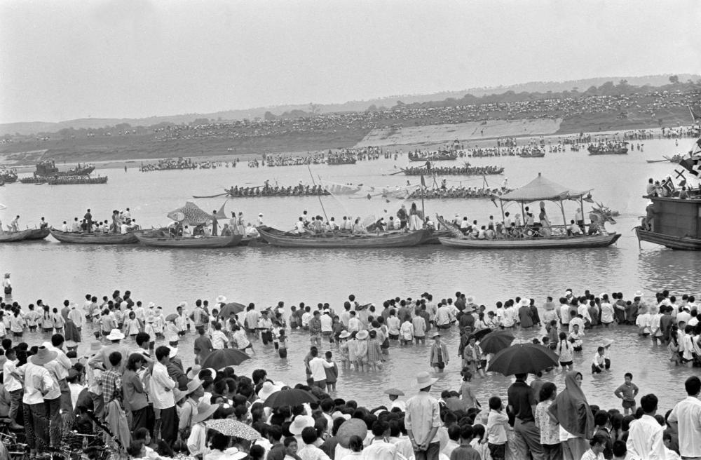 ↑在湖南省汨罗江上，群众们观看龙舟竞赛（1981年6月6日摄）。位于汨罗江畔的湖南汨罗因屈原而闻名，也被称为“龙舟故里”。