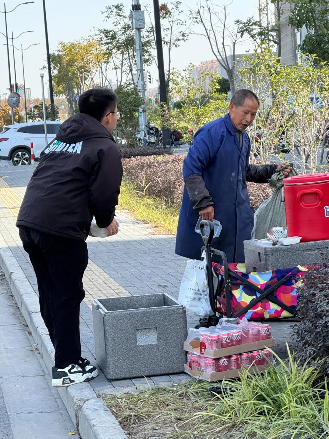 小兵给大爷拿饭。(图/作者摄)