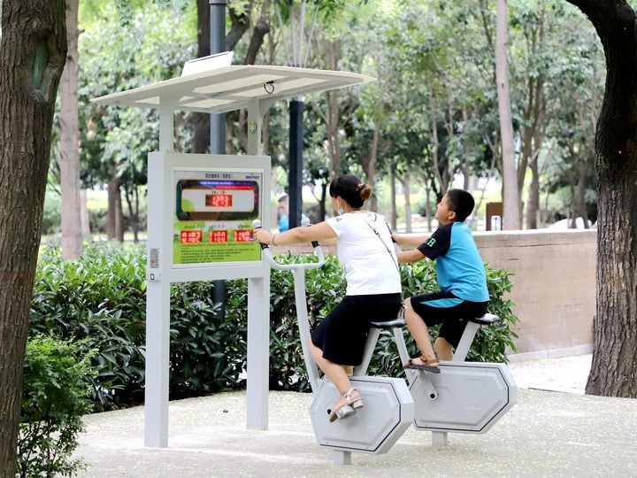 西安唐城墙遗址公园中的澳瑞特器材。（受访者供图）