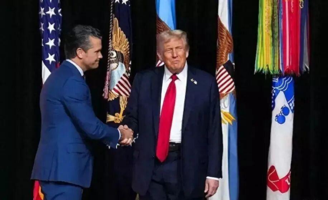 特朗普(右)在弗吉尼亞州匡提科海軍陸戰隊基地演講,并支持美國國防部長赫格塞思(左)