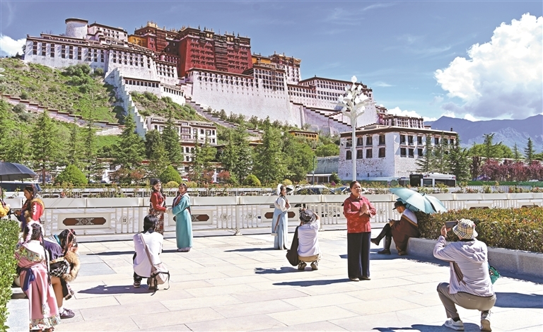 游客在布达拉宫广场拍照留念。记者 唐斌 摄