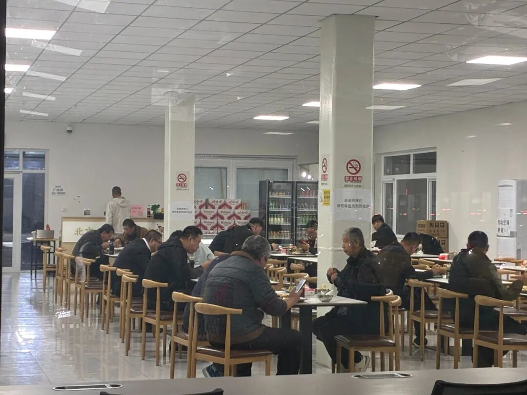 凌晨一点,依然有不少人在充电站内的餐厅吃饭。