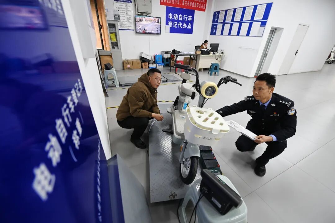 12日,湖北省襄阳市交警支队车管所民警按新国标流程查验电动自行车 图源:新华社