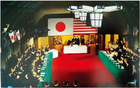 1971年6月17日,日美签署了《关于琉球诸岛及大东诸岛的日美协定》,将琉球群岛和钓鱼岛的“施政权”“归还”给日本,但后来美国政府曾迫于国际压力声明“把原从日本取得的对这些岛屿的施政权还给日本,毫不损害有关主权的主张。美国既不能给日本增加在他们将这些岛屿施政权移交给我们之前所拥有的法律权利,也不能因为归还给日本施政权而削弱其他要求者的权利……对此等岛屿的任何争议的要求均为当事者所应彼此解决的事项”。