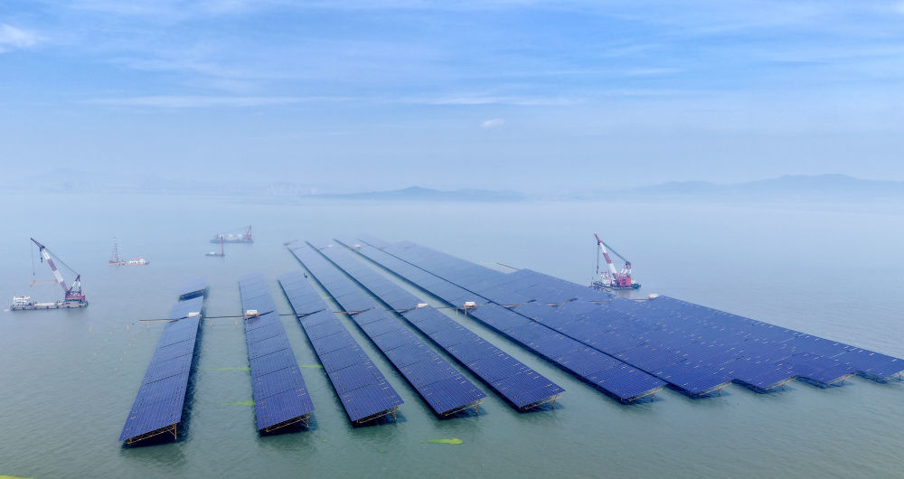青岛市即墨区鳌山湾海域的海上光伏项目区（7月3日摄，无人机照片）。新华社记者李紫恒摄
