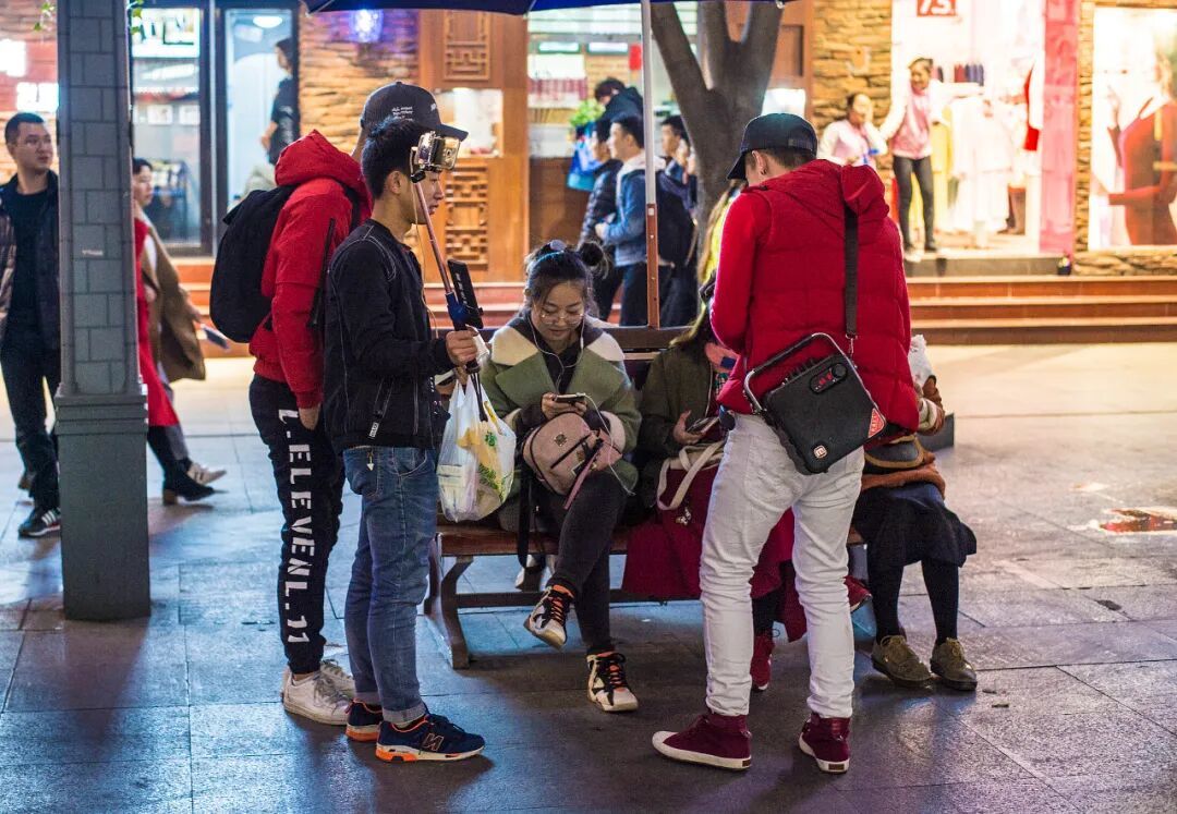 央视网评:宿舍直播泛滥,谁来守护我们的隐私边界?