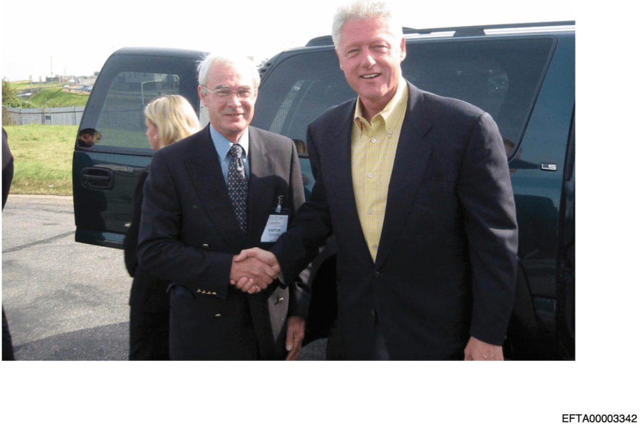 ▲美国司法部公布的这张未注明日期的照片显示,美国前总统比尔·克林顿(右)与一名男子握手 图据视觉中国