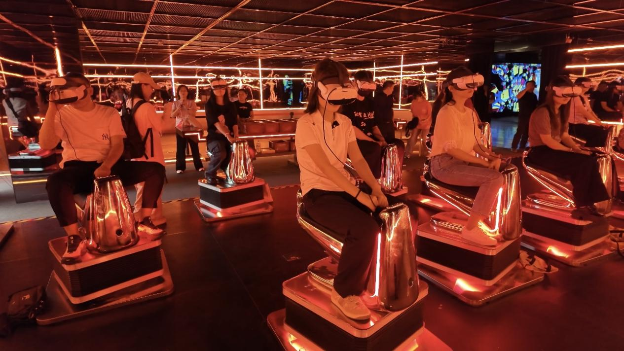 2025年8月22日，在大唐不夜城的VR体验区，游客戴上设备体验《兵马俑奇妙夜》。新华网 詹乐游 摄