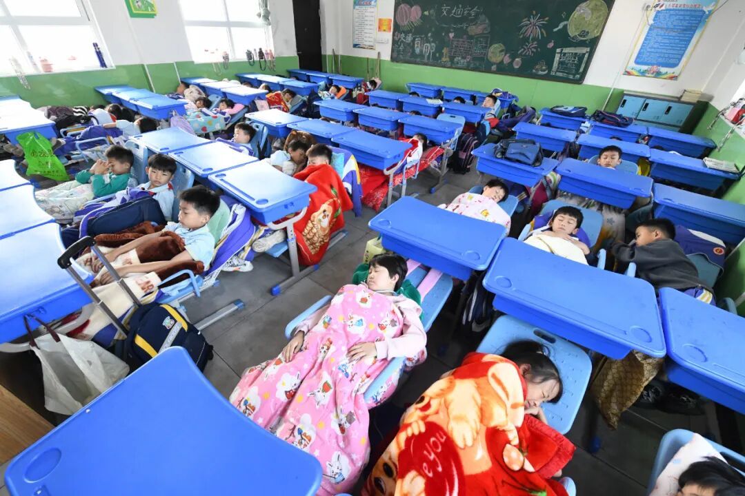河北省邯郸市广平县第五实验小学学生在可躺桌椅上午休。中新社发 程学虎 摄