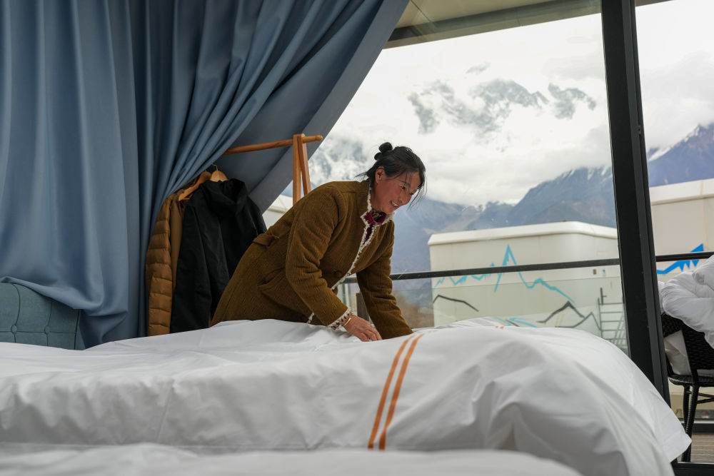 2025年4月4日，林芝索松村一家民宿的服务员在整理房间。近年来，林芝在生态保护与旅游发展的良性互动中，探索出“赏花+民宿”“赏花+文创”等复合经营模式。2025年4月4日至4月6日期间，林芝市累计接待游客20.86万人次，同比增长20.58%；实现旅游收入1.5亿元，同比增长37.62%。