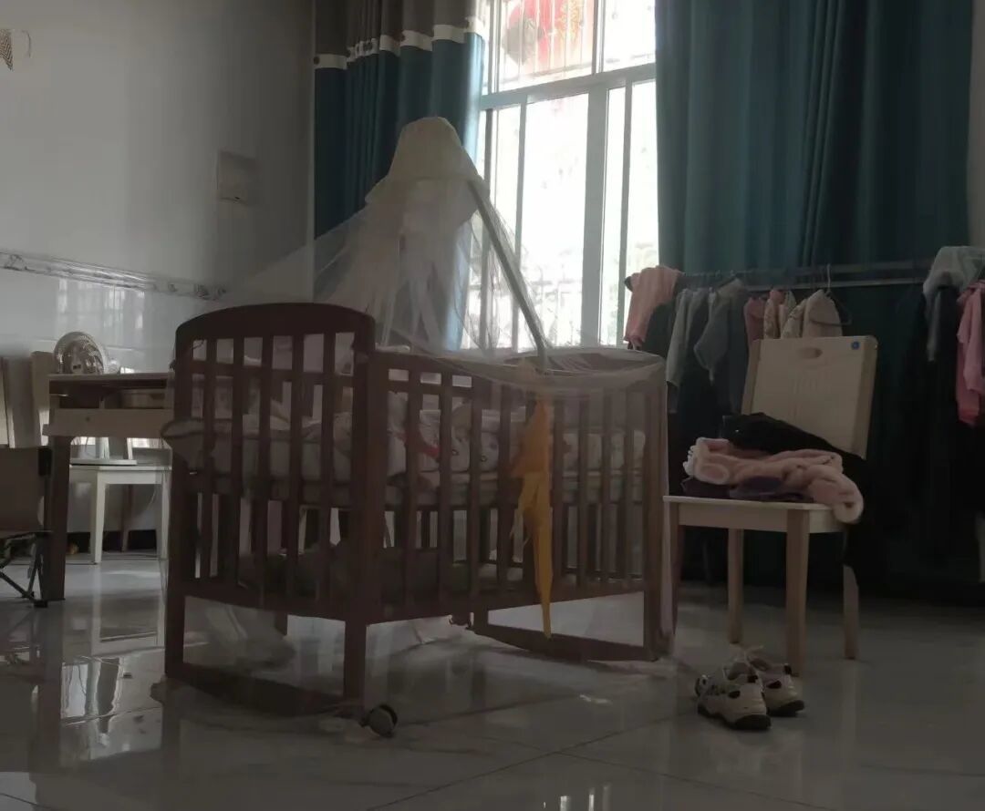 苏芳家的婴儿床摆在客厅中间,拼单时,苏芳就坐在婴儿床对面的地垫上