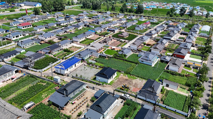 这是在吉林省和龙市光东村拍摄的特色民居群(2025年7月18日,无人机照片)。新华社记者 邵泽东 摄