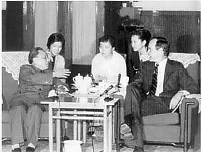 1982年5月,邓小平会见时任美国副总统的乔治·布什;3个月后,中美双方发表《八一七公报》。