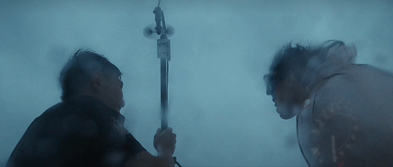 苏镝坷和追风搭档王路澄在台风“烟花”中测风