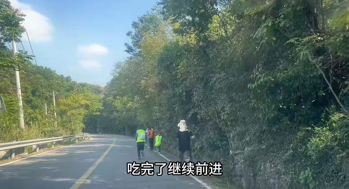 几个孩子一起走路。图/受访者账号截图