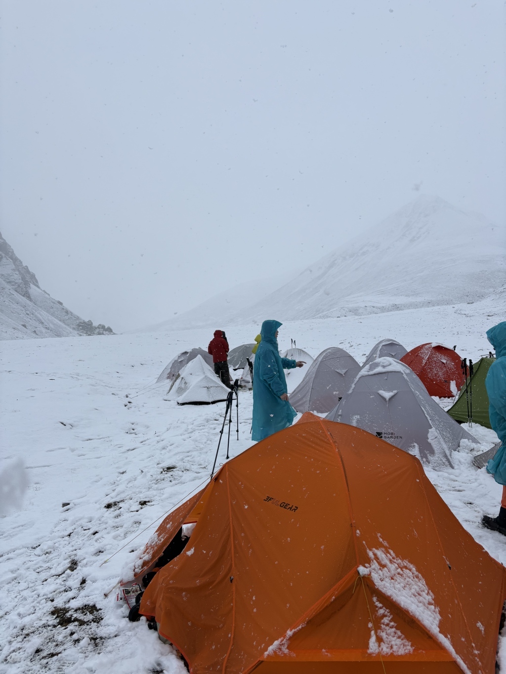 10月5日,乱石窝扎营点下起大雪。