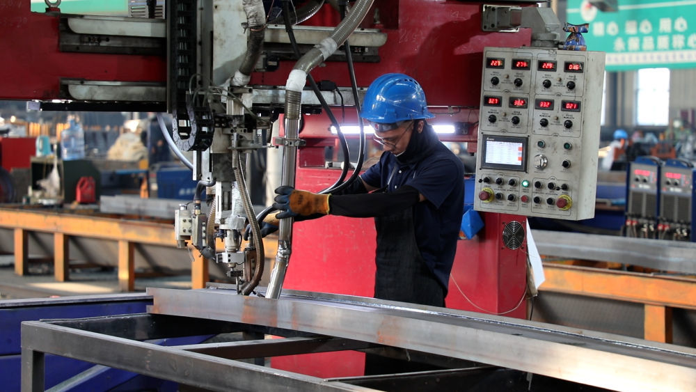 在建星专用车制造有限公司生产车间内,工人正在忙着赶制订单。(受访者供图)