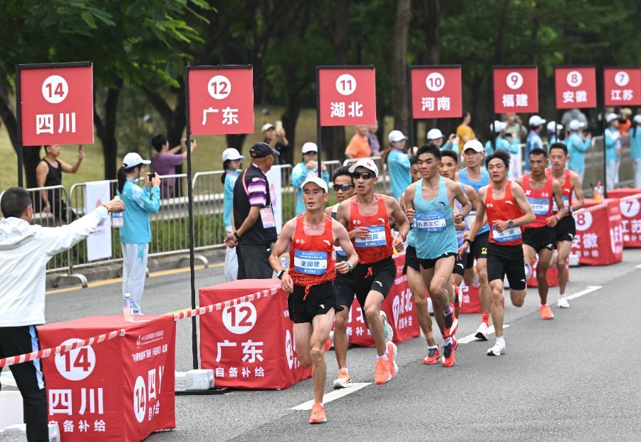 十五运会田径项目男子马拉松比赛。图源新华社。